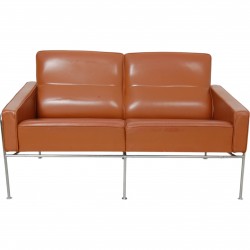 Arne Jacobsen 3303 2-personers sofa i cognac læder