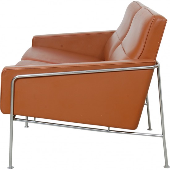 Arne Jacobsen 3303 2.seater sofa in cognac leather
