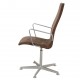 Arne Jacobsen Oxford stol med mellem ryg i gråt Alcantara stof