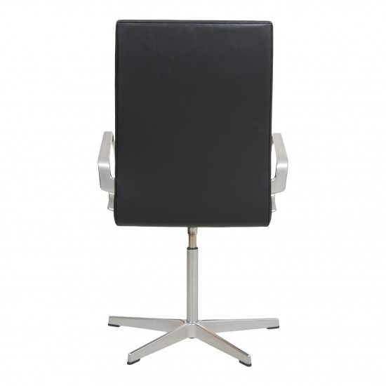 Arne Jacobsen Oxford chair with medium high back and black leather