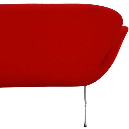 Arne Jacobsen Swan sofa in red fabric