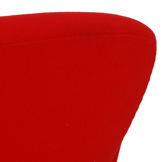 Arne Jacobsen Swan sofa in red fabric