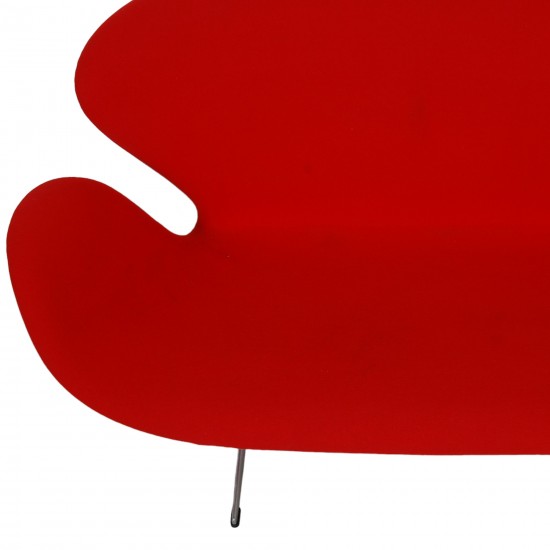 Arne Jacobsen Swan sofa in red fabric