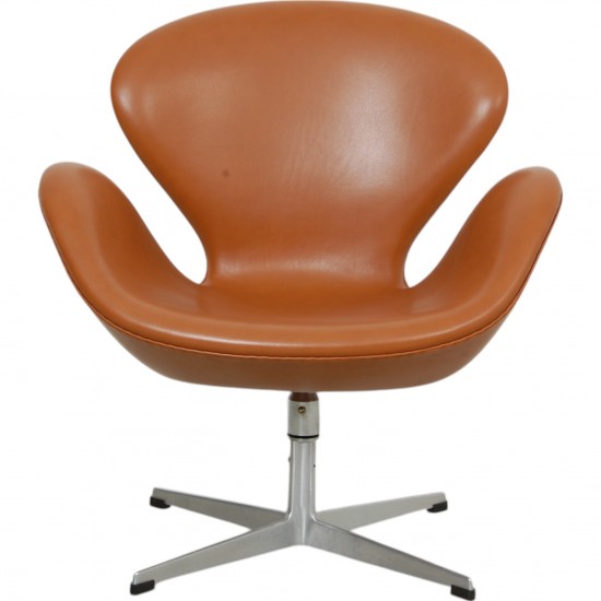 Arne Jacobsen Svane stol i cognac Classic læder med vip