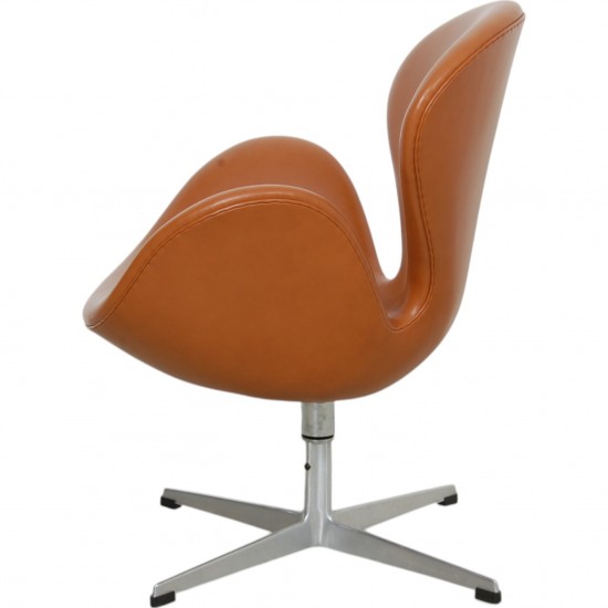 Arne Jacobsen Svane stol i cognac Classic læder med vip