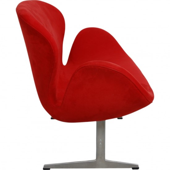 Arne Jacobsen Swan sofa in red Alcantara fabric