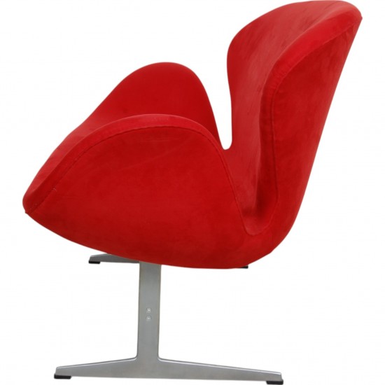 Arne Jacobsen Swan sofa in red Alcantara fabric