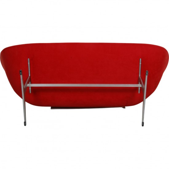 Arne Jacobsen Swan sofa in red Alcantara fabric