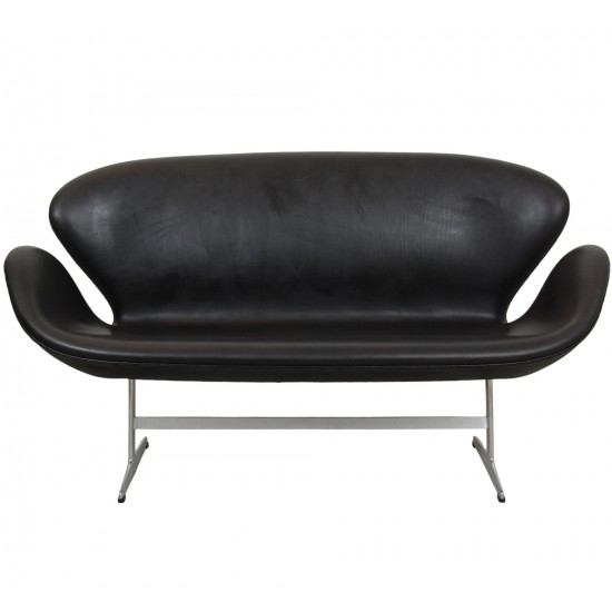 Arne Jacobsen Swan sofa in black grace leather