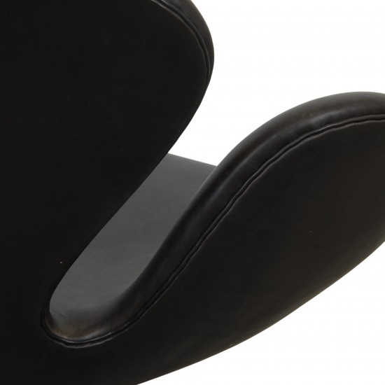 Arne Jacobsen Swan sofa in black grace leather