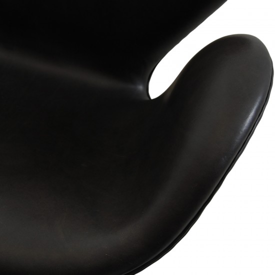 Arne Jacobsen Swan sofa in black grace leather