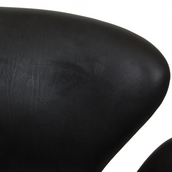 Arne Jacobsen Swan sofa in black grace leather