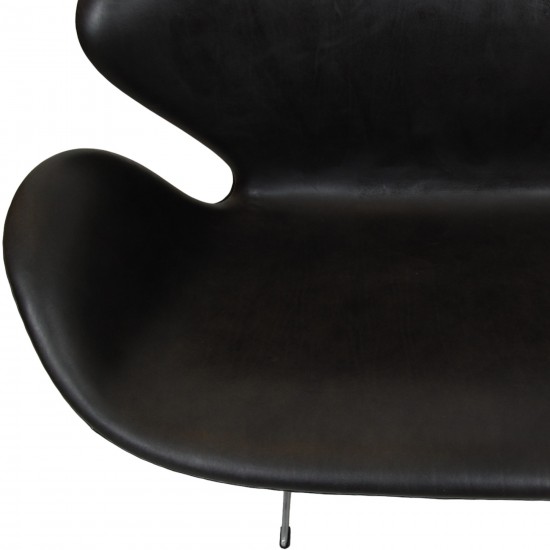 Arne Jacobsen Swan sofa in black grace leather