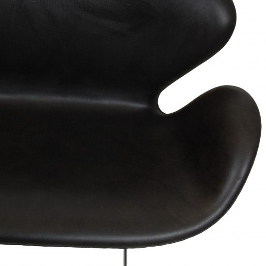 Arne Jacobsen Swan sofa in black grace leather