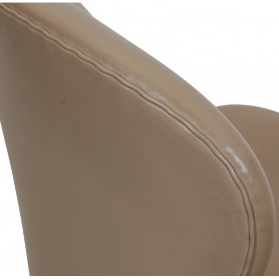 Arne Jacobsen Swan chair in beige essential leather
