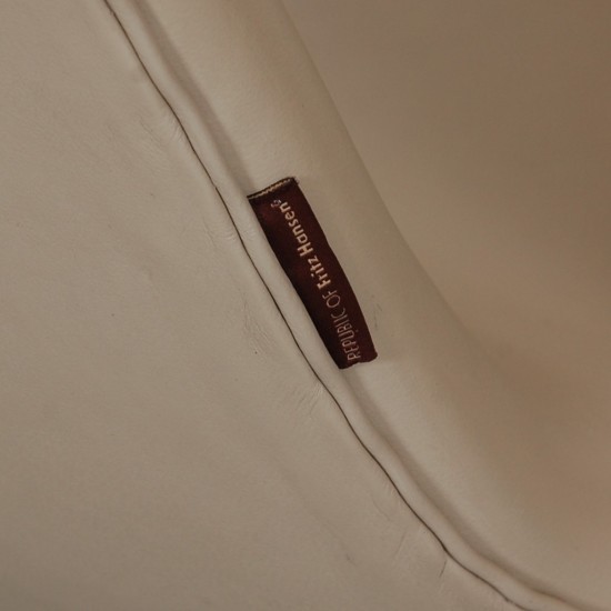 Arne Jacobsen Swan chair in beige essential leather