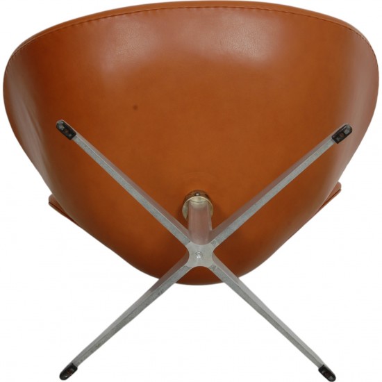 Arne Jacobsen Vintage lav Svane stol betrukket med cognac classic læder