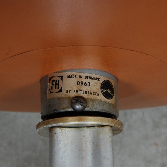 Arne Jacobsen Vintage lav Svane stol betrukket med cognac classic læder