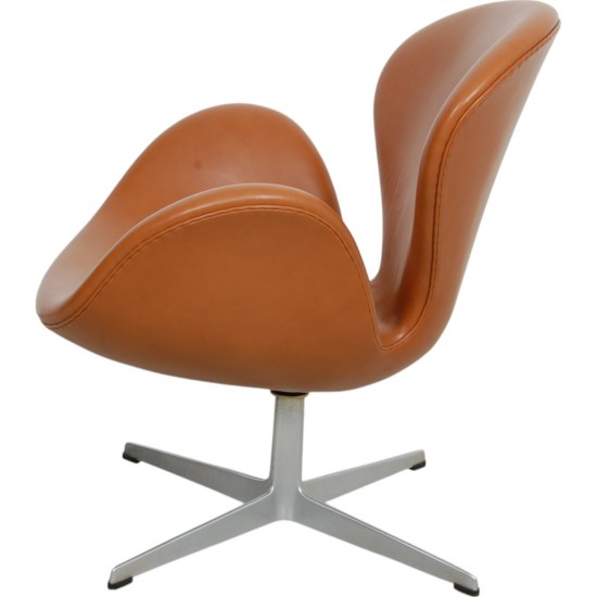 Arne Jacobsen Vintage lav Svane stol betrukket med cognac classic læder