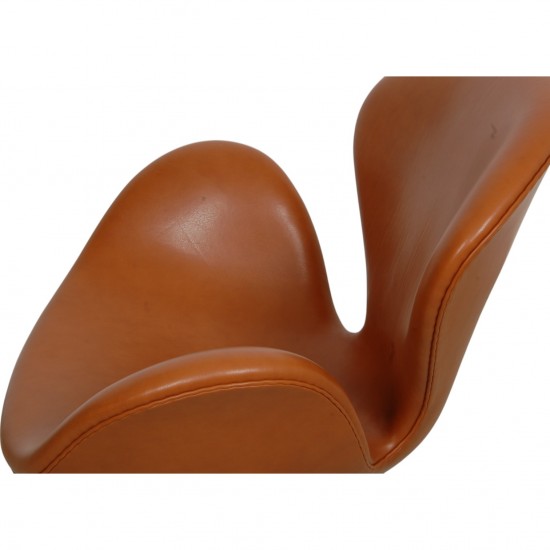 Arne Jacobsen Vintage lav Svane stol betrukket med cognac classic læder