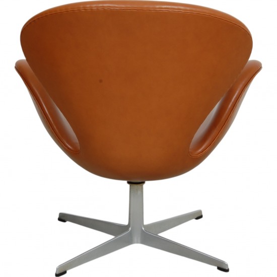 Arne Jacobsen Vintage lav Svane stol betrukket med cognac classic læder
