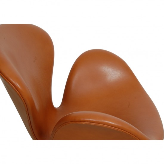 Arne Jacobsen Vintage lav Svane stol betrukket med cognac classic læder