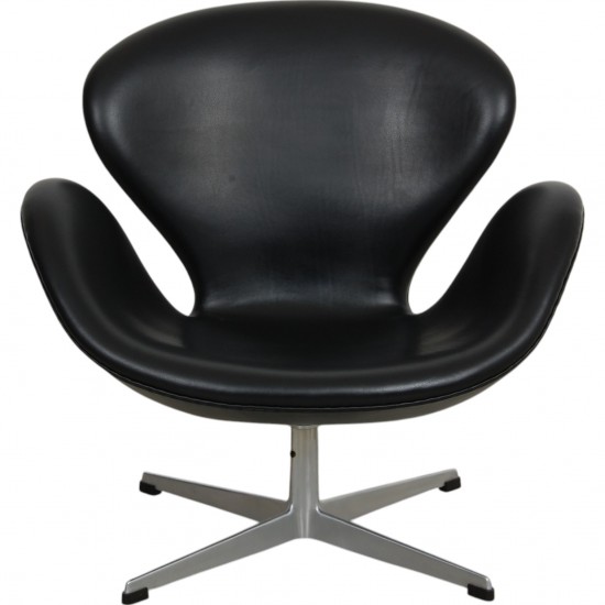 Arne Jacobsen Vintage lav Svane stol betrukket med sort klassisk læder