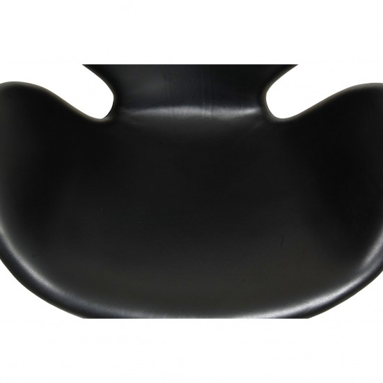 Arne Jacobsen Vintage lav Svane stol betrukket med sort klassisk læder