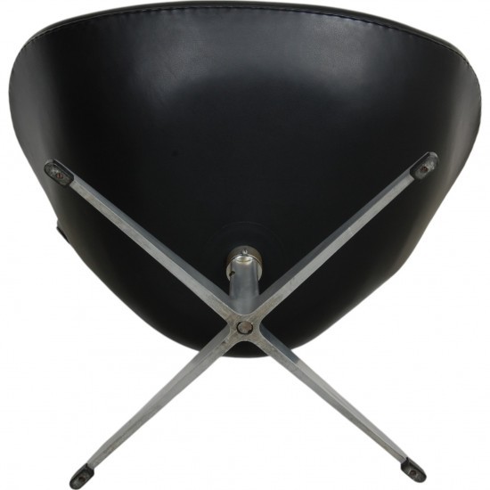 Arne Jacobsen Vintage lav Svane stol betrukket med sort klassisk læder