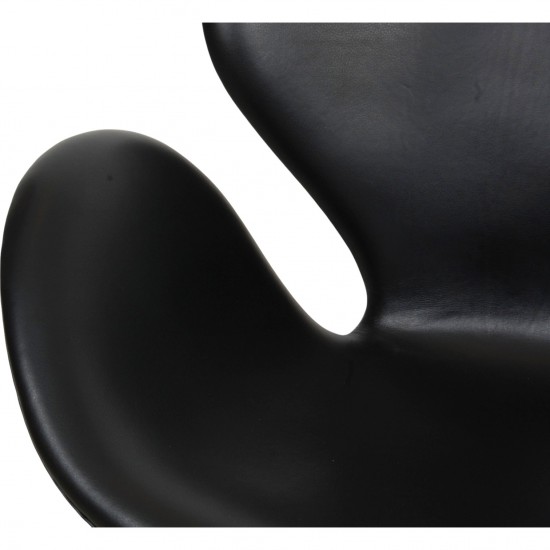 Arne Jacobsen Vintage lav Svane stol betrukket med sort klassisk læder