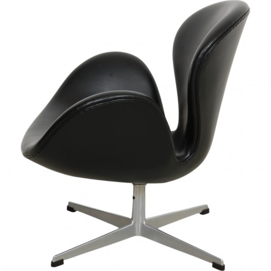 Arne Jacobsen Vintage lav Svane stol betrukket med sort klassisk læder