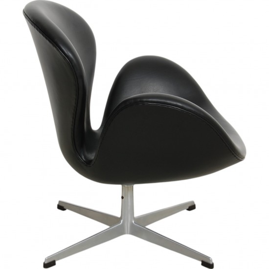 Arne Jacobsen Vintage lav Svane stol betrukket med sort klassisk læder