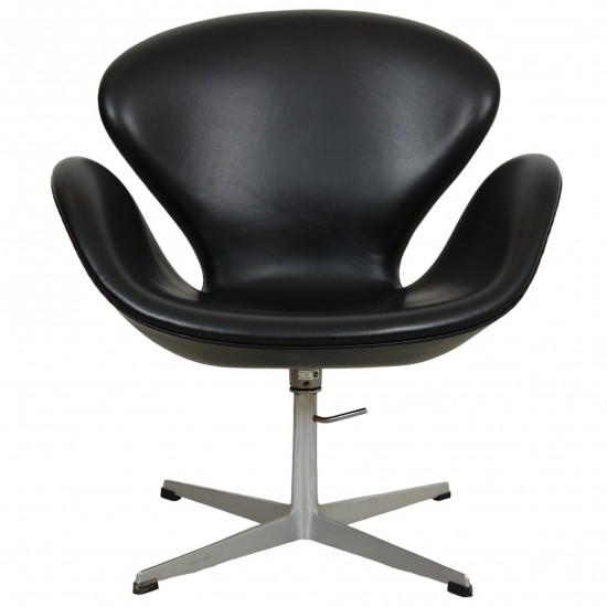 Arne Jacobsen højdejusterbar Svane stol i sort Classic læder