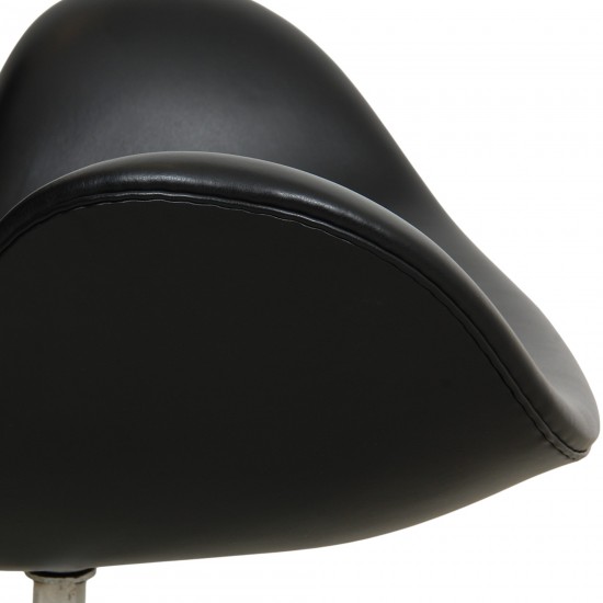 Arne Jacobsen højdejusterbar Svane stol i sort Classic læder