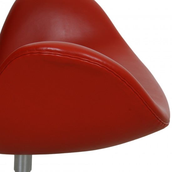 Arne Jacobsen Swan chair in red Aura leather