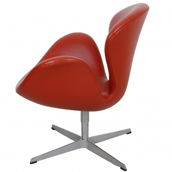 Arne Jacobsen Swan chair in red Aura leather