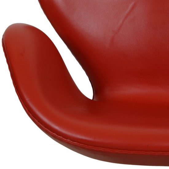 Arne Jacobsen Swan chair in red Aura leather