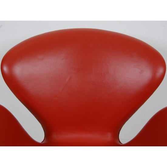 Arne Jacobsen Swan chair in red Aura leather