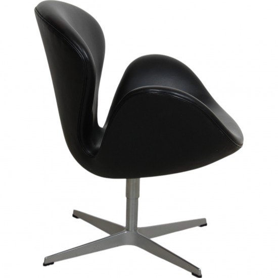 Arne Jacobsen Svane stol i sort aura læder