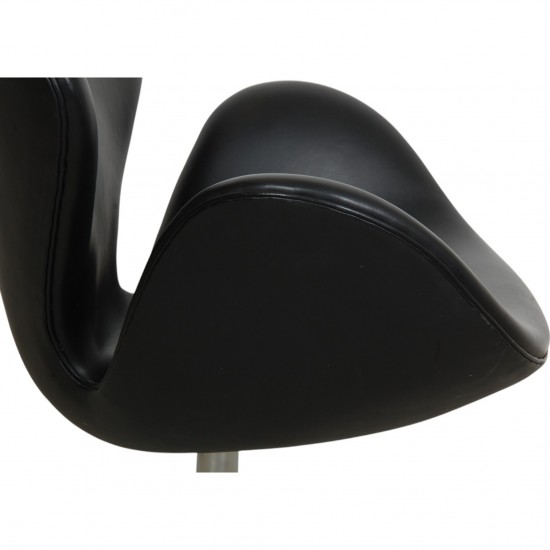 Arne Jacobsen Svane stol i sort aura læder