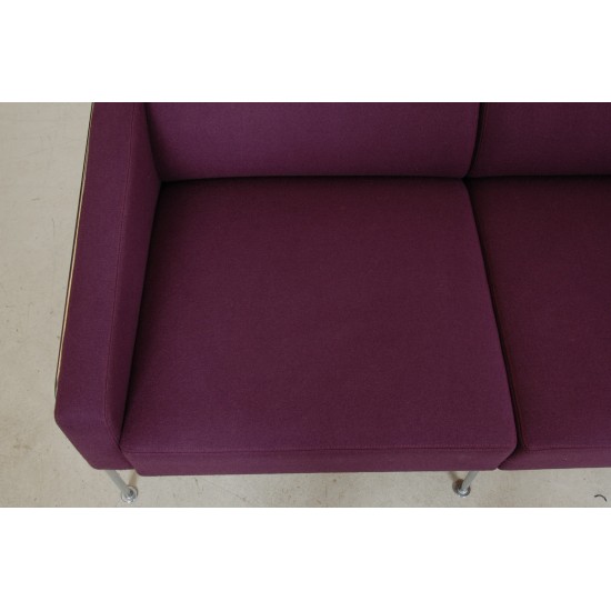 Arne Jacobsen Airport sofa 3302 in purple fabric 