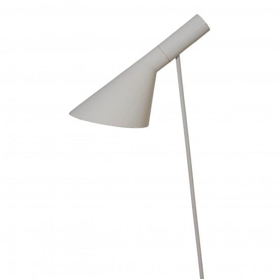 Arne Jacobsen Hvid Standerlampe, ældre model med brugsspor Arne Jacobsen Hvid Standerlampe, ældre model med brugsspor