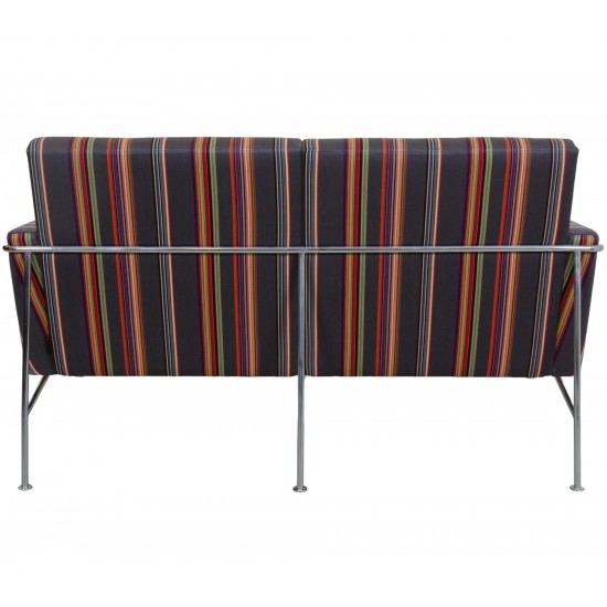 Arne Jacobsen 2.personers 3302 sofa i Paul Smith stof