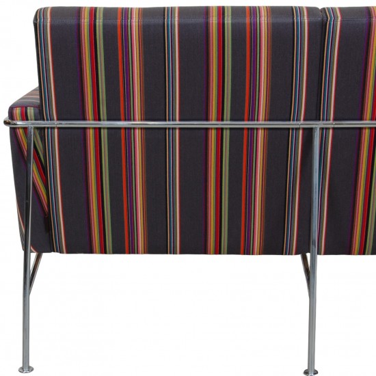 Arne Jacobsen 2.personers 3302 sofa i Paul Smith stof