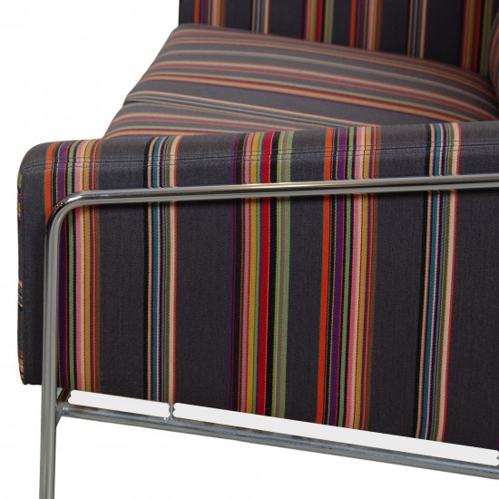 Arne Jacobsen 2.seater 3302 sofa in Paul Smith fabric