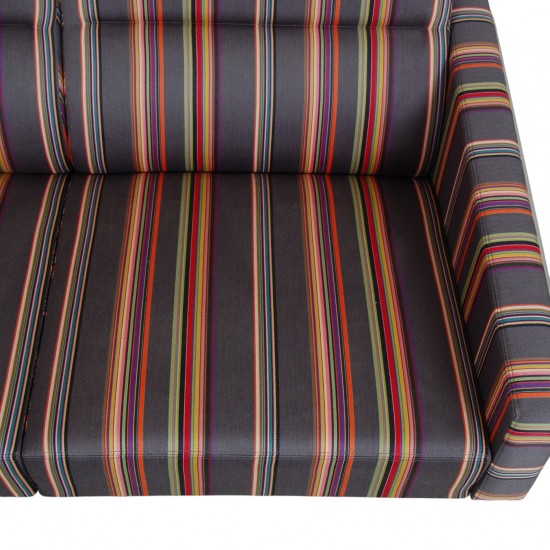 Arne Jacobsen 2.seater 3302 sofa in Paul Smith fabric