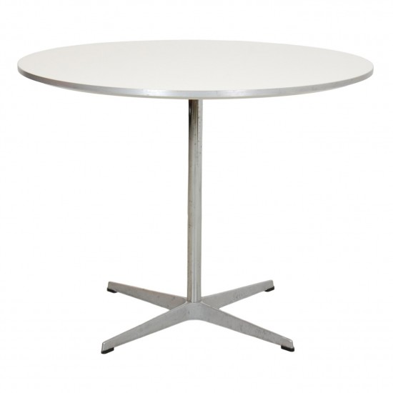 Arne Jacobsen hvidt cirkulært cafebord Ø: 90 Cm