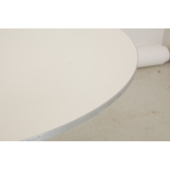 Arne Jacobsen white circular cafe table Ø: 90 Cm. 