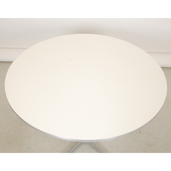 Arne Jacobsen white circular cafe table Ø: 90 Cm. 