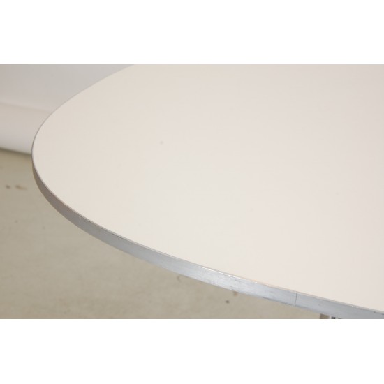 Arne Jacobsen white super circular cafe table Ø: 75 Cm.